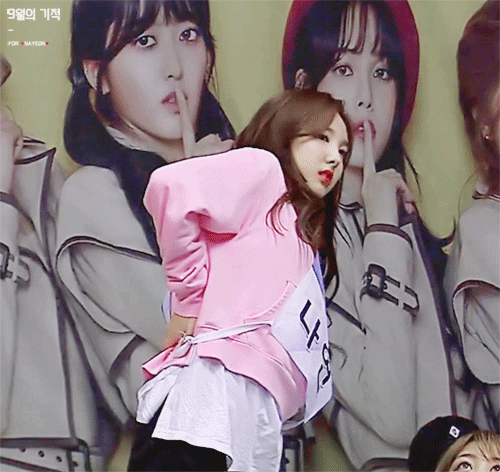 스트레칭하는 트와이스 나연.gif | 인스티즈