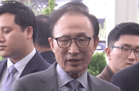 혀 낼름 거리는 이명박.gif (혐오주의) | 인스티즈