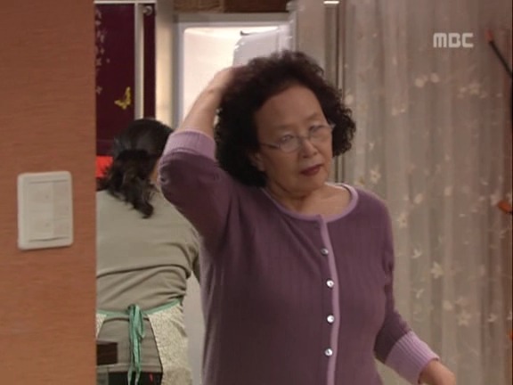 [거침없이하이킥] 가사도우미한테 미안해서 일을 못시키는 문희ㅠㅠ.jpg | 인스티즈