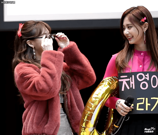 쯔위에게 끼부리는법 알려주는 나연이 | 인스티즈