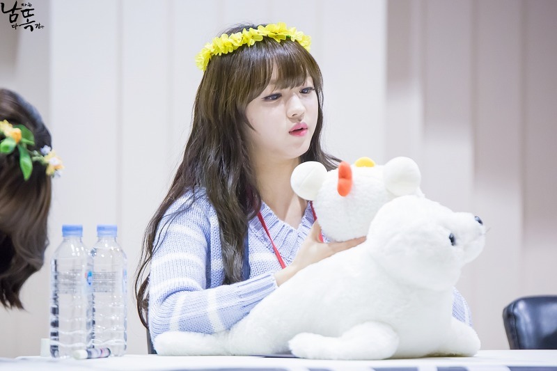 볼이랑 입술이 귀여운 오마이걸 유아 | 인스티즈