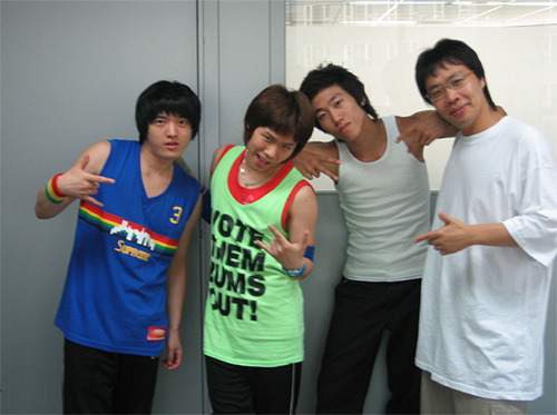 전형적인 중고딩때 일진 무리중에 꼭 있는 애들 (무릎꿇고들어오시긔) | 인스티즈