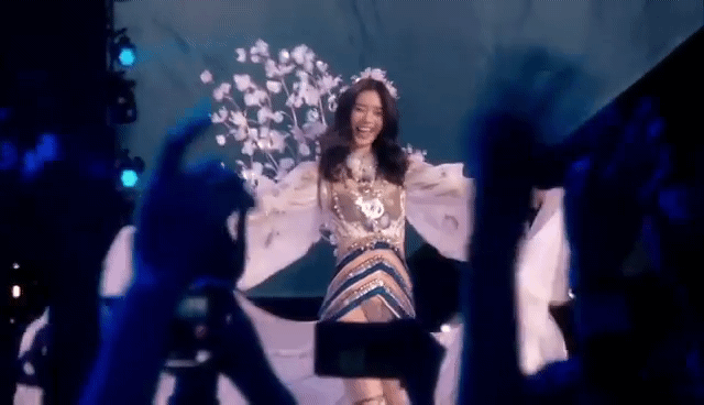 2017 빅토리아 시크릿 패션쇼에 그대로 방영된 넘어진 밍시 | 인스티즈