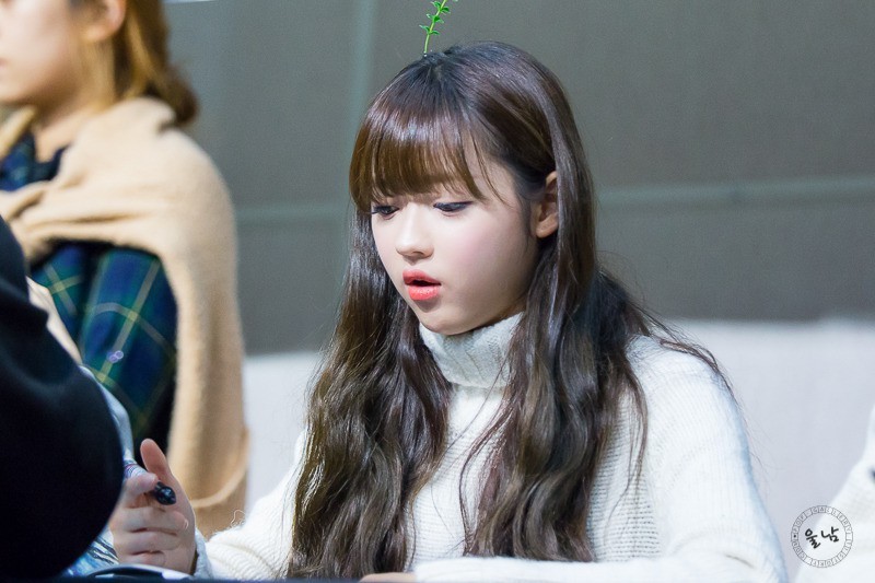 볼이랑 입술이 귀여운 오마이걸 유아 | 인스티즈