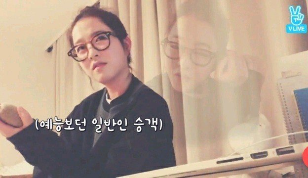 지하철 탔는데 옆자리에 본인 영상보는 시민을 만난 박보영.jpg | 인스티즈