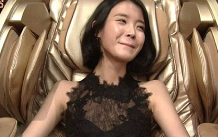 sbs연기대상 - 안마의자에 앉은 아이유 ㄷㄷㄷ.jpg | 인스티즈