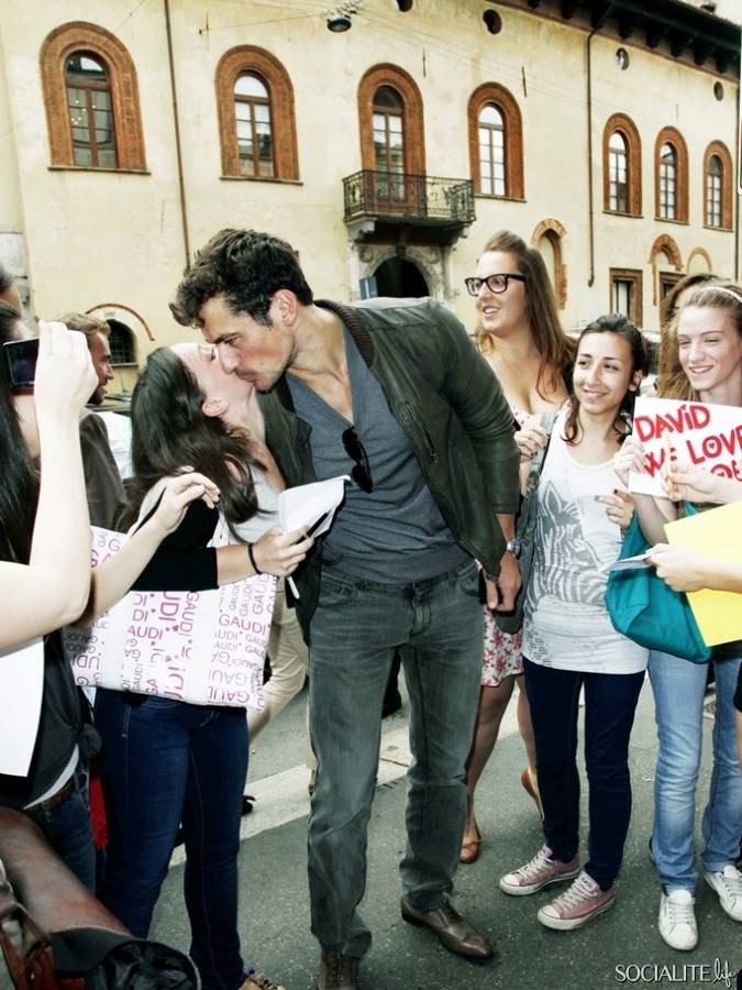 [데이비드간디] 잘생긴 남자가 나타날때 주위 반응과 같이 찍은 모습들 | 인스티즈