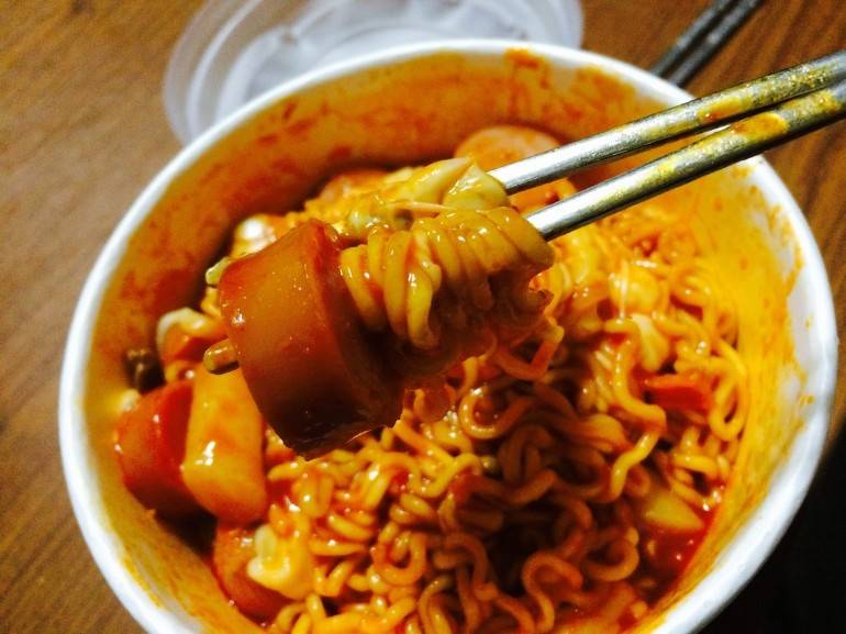 [마크정식] 스파게티 컵라면 + 편의점 떡볶이 + 치즈 + 소세지의 조합... 마크정식.jpg | 인스티즈