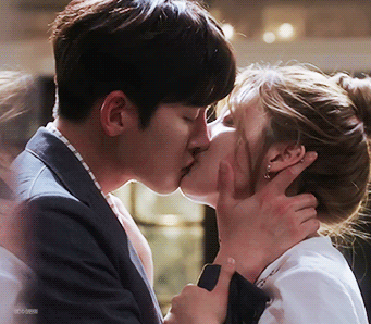 그렇게 수위높은 장면도 아닌데 야하게 느껴지던 키스신 장면들(feat.키스 장인).gif | 인스티즈