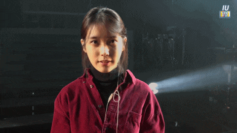 대상 수상소감 버벅거려 이불 킥 찼다는 아이유.gif | 인스티즈