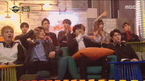 가요대제전 하현우 무대 때 지나치게 뚱했던 세훈 태도 | 인스티즈