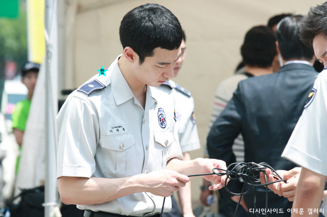 하늘에서 만인의 이상형되라고 내려준 배우 이제훈의 의경시절 | 인스티즈