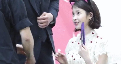 문신 보고 놀래는 아이유 | 인스티즈