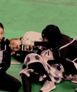 누워있는 막내딸 예리 찍는 엄마 아이린 | 인스티즈