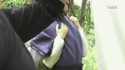 더듬는게 잴 어려운 김소현.gif | 인스티즈