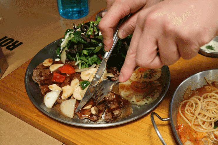 고기더쿠! 목살 스테이크 샐러드 gifjpg | 인스티즈