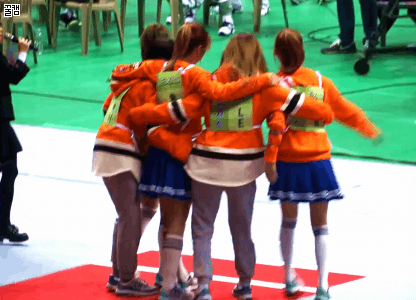 치마입고 낙법하는 솔지 ㄷㄷㄷ.gif | 인스티즈