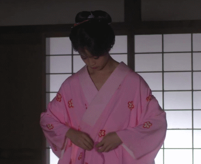 거침없이 기모노 벗는 일본인.gif | 인스티즈