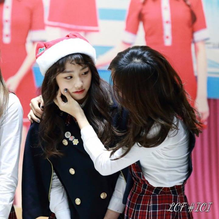 구구단 강미나 볼따구 잡은 세정이.jpg | 인스티즈