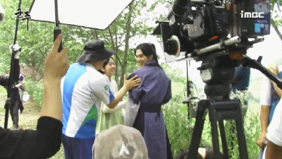 더듬는게 잴 어려운 김소현.gif | 인스티즈