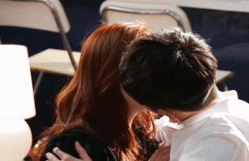 산으로 가는 스토리에 작가한테 빡친 팬들이 키스신 한 번으로 화 풀었던 소파 키스신 (달달주의) | 인스티즈