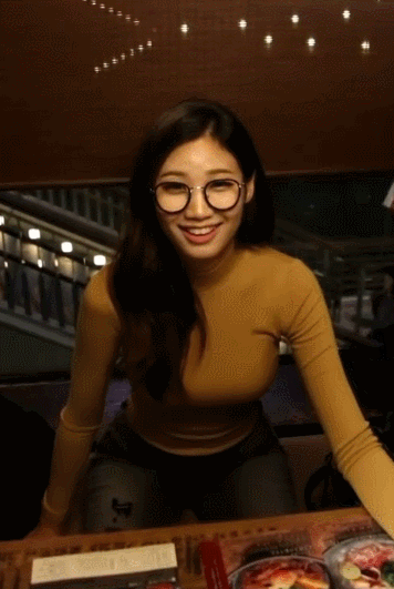 메뉴를 고르는 이희은 사장님.gif | 인스티즈