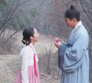 딸기 나눠먹는 채수빈 윤균상 | 인스티즈