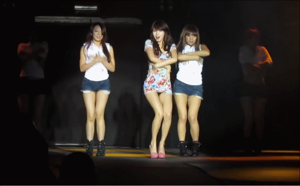 움짤 용량 큼))밑에 현아가 있길래 현아 레전드는 솔직히 이 의상.. | 인스티즈