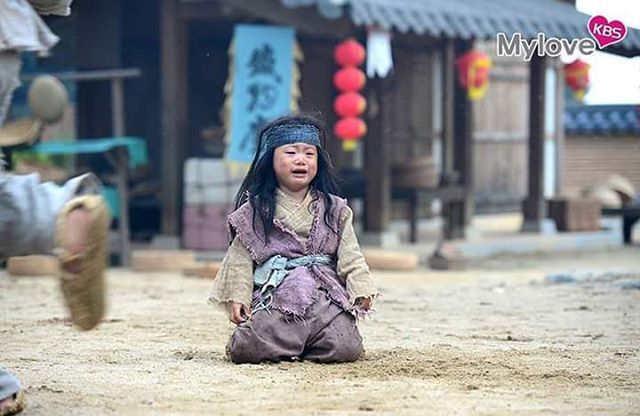 kbs 사극 장영실에 삼둥이 꼬마 거지로 특별출연함(현장사진 만세눈물연기) jpg | 인스티즈