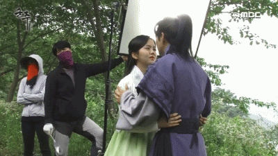 더듬는게 잴 어려운 김소현.gif | 인스티즈