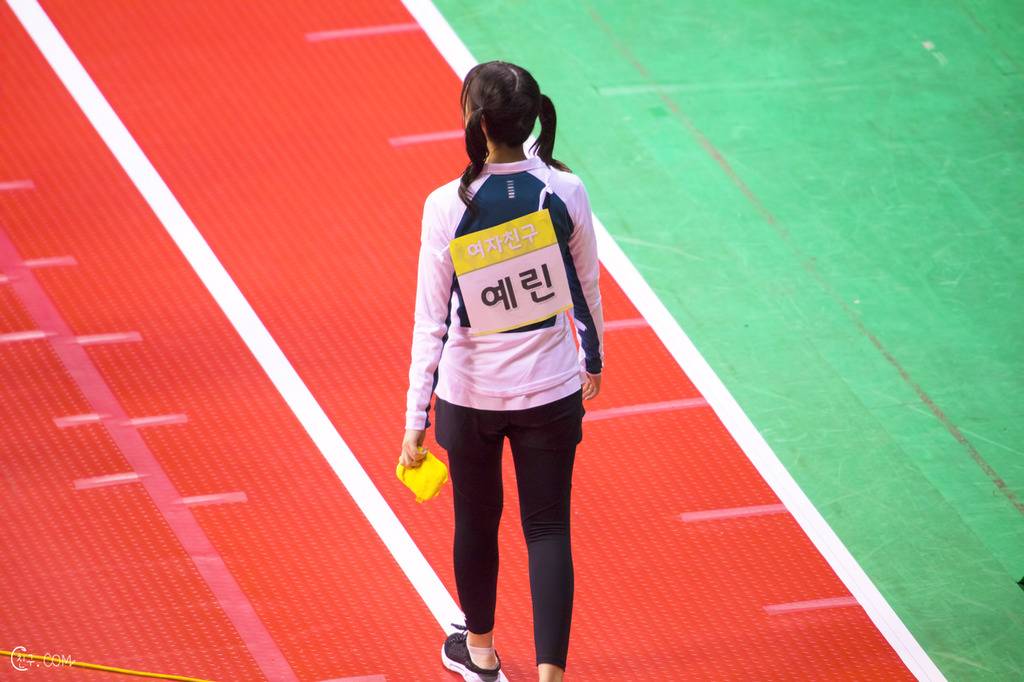 [여자친구] 동생이 카메라를 빌려달라는 요구를 해서 예린이 | 인스티즈