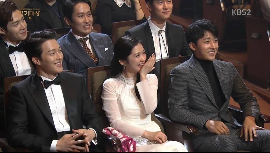 KBS시상식) 장나라를 현실남편 눈빛으로 쳐다보는 손호준.JPG | 인스티즈