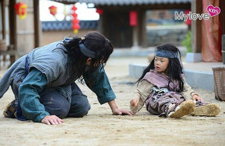 kbs 사극 장영실에 삼둥이 꼬마 거지로 특별출연함(현장사진 만세눈물연기) jpg | 인스티즈
