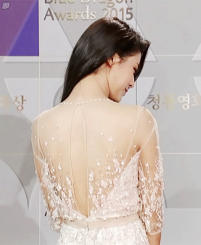 설현이의 등라인.gif | 인스티즈