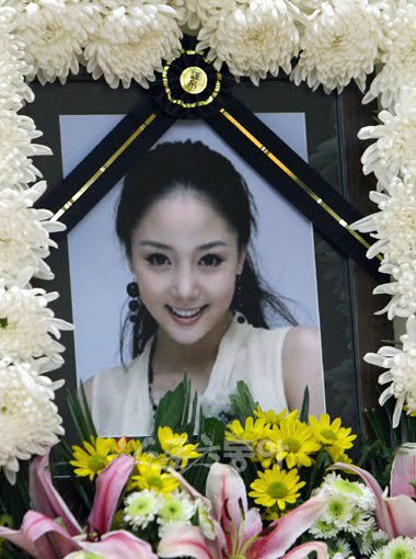 자살한지 10년이 된 가수 | 인스티즈