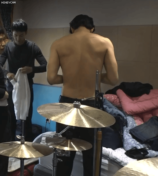 [집사부일체] 카메라 앞에서 옷 처음 갈아입어보는 이상윤.gif | 인스티즈