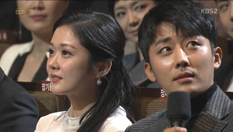 KBS시상식) 장나라를 현실남편 눈빛으로 쳐다보는 손호준.JPG | 인스티즈