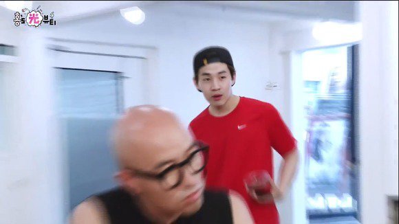  지나가던 길에 자꾸 방송출연하는 아이돌.jpg | 인스티즈