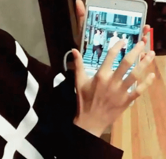 남자 연예인 손크기 실감할수있는 사진 | 인스티즈