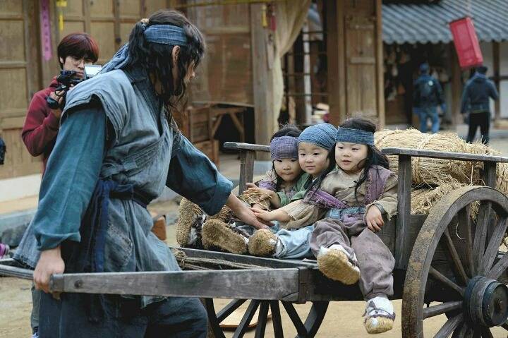 kbs 사극 장영실에 삼둥이 꼬마 거지로 특별출연함(현장사진 만세눈물연기) jpg | 인스티즈