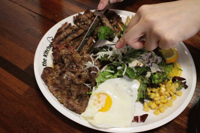 고기더쿠! 목살 스테이크 샐러드 gifjpg | 인스티즈