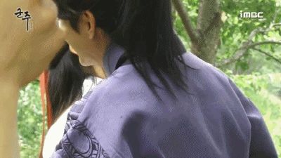 더듬는게 잴 어려운 김소현.gif | 인스티즈