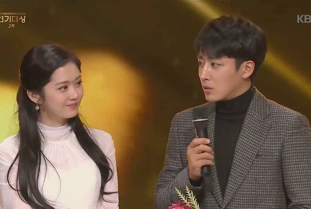 KBS시상식) 장나라를 현실남편 눈빛으로 쳐다보는 손호준.JPG | 인스티즈