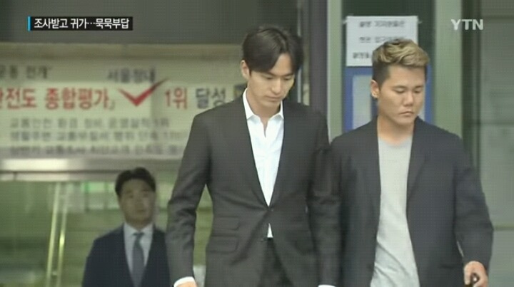 그날 있었던 정황 조사다 받고 나왔을때 심경복잡해 보이는 이진욱 표정 | 인스티즈