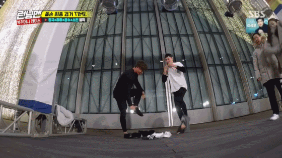 런닝맨 녹화 중 갑자기 옷벗는 전소민 | 인스티즈