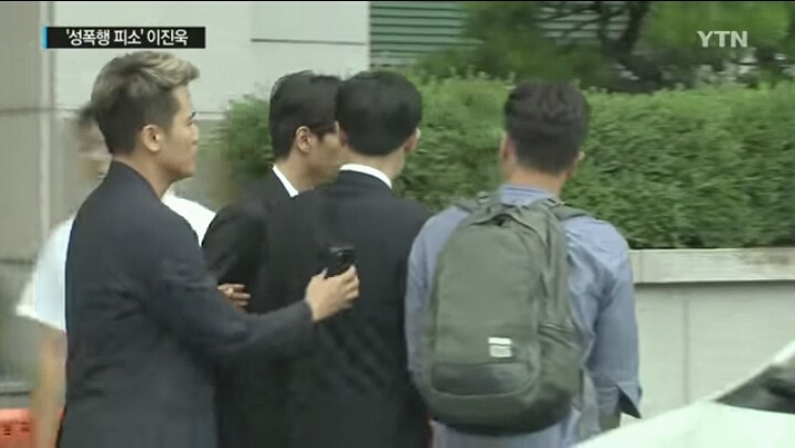 그날 있었던 정황 조사다 받고 나왔을때 심경복잡해 보이는 이진욱 표정 | 인스티즈