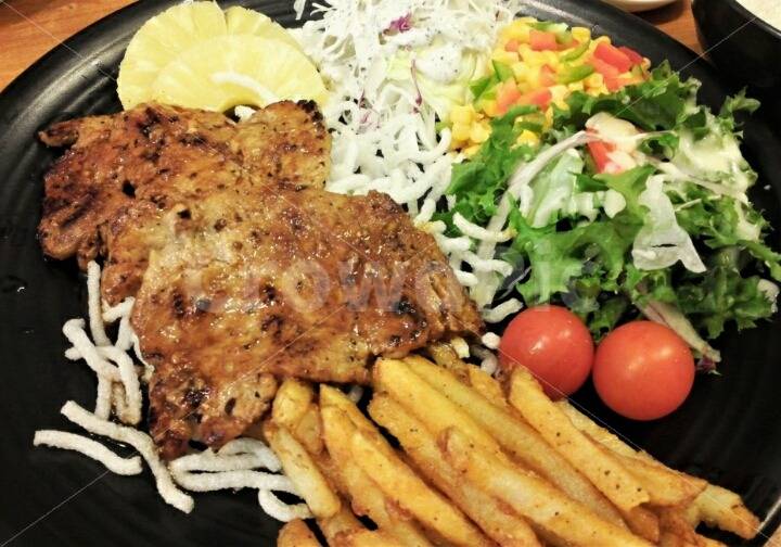 고기더쿠! 목살 스테이크 샐러드 gifjpg | 인스티즈