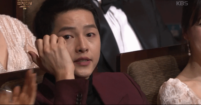 우는 신랑 창피해하는 마누라.gif | 인스티즈