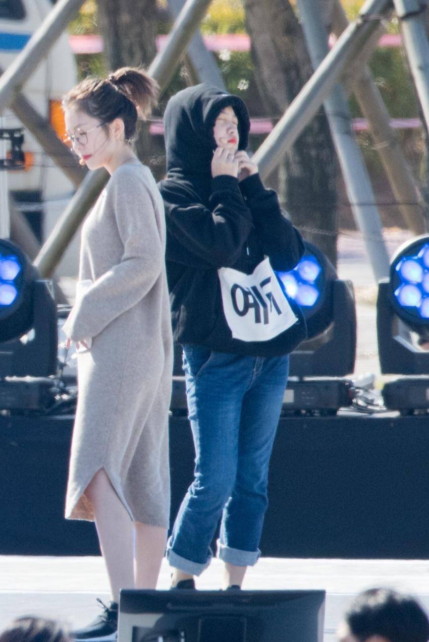 [레드벨벳] 눈 뜨기 귀찮은 상태로 리허설하는 검은쌀알.jpgif | 인스티즈