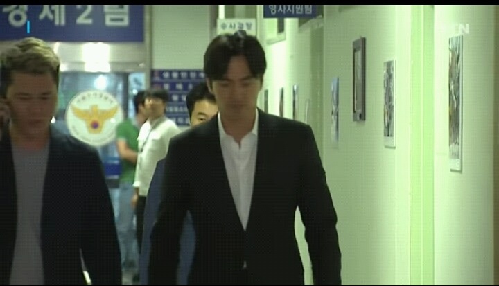 그날 있었던 정황 조사다 받고 나왔을때 심경복잡해 보이는 이진욱 표정 | 인스티즈